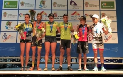 Laura Gómez, al capdamunt del podi d'Almazán | @TRIATLONSP